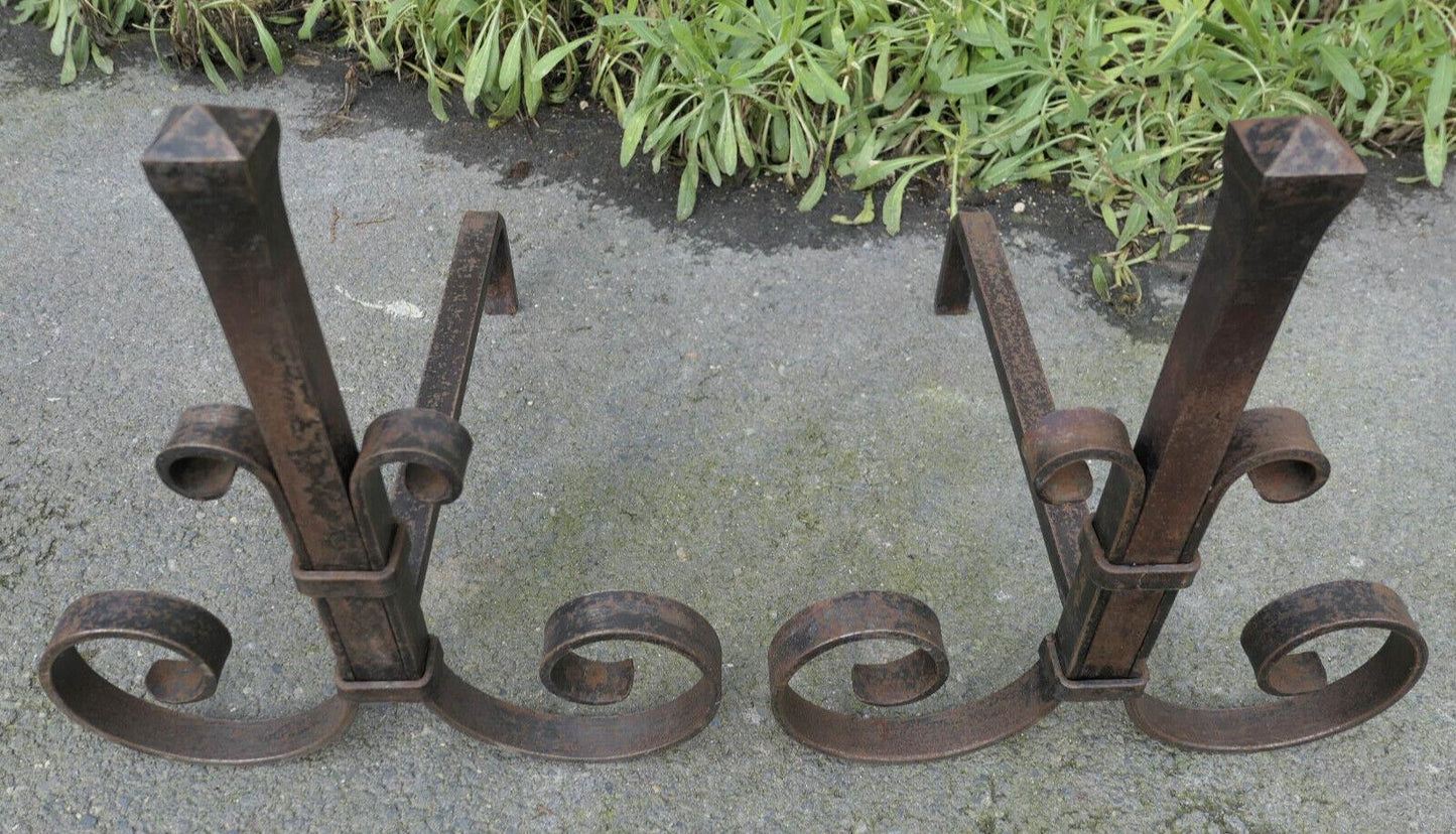PAIRE D'ANCIENS CHENETS EN FER FORGE
