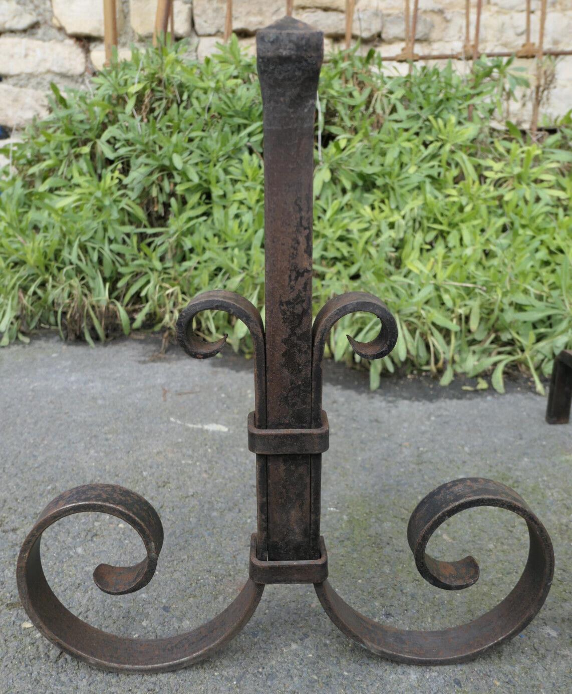 PAIRE D'ANCIENS CHENETS EN FER FORGE