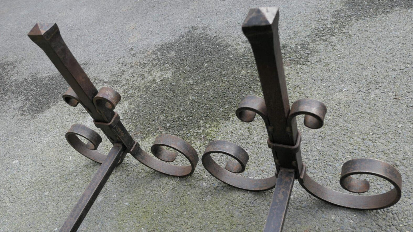 PAIRE D'ANCIENS CHENETS EN FER FORGE