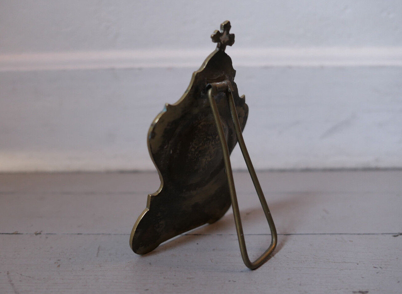 OLD SMALL DECORATIVE PLAQUE ANGEL PORTRAIT CROSS BRASS TO PLACE