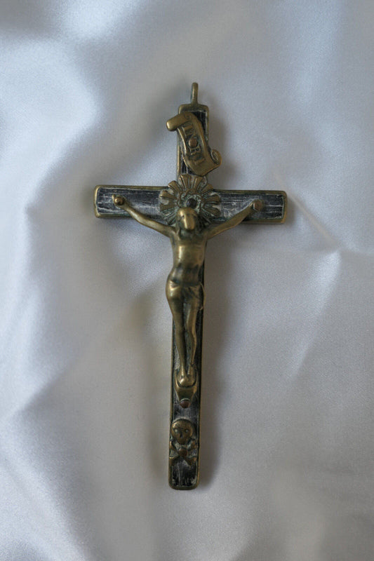ANCIEN PENDENTIF RELIGIEUX CRUCIFIX LAITON BOIS INRI