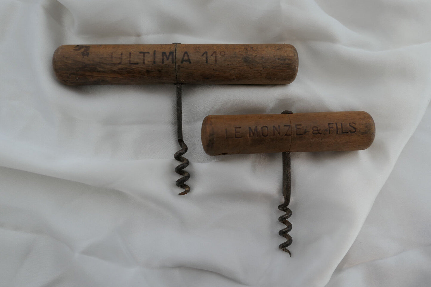 LOT DE 2 TIRE BOUCHONS ANCIENS BOIS COLLECTION BAR BISTROT VIN