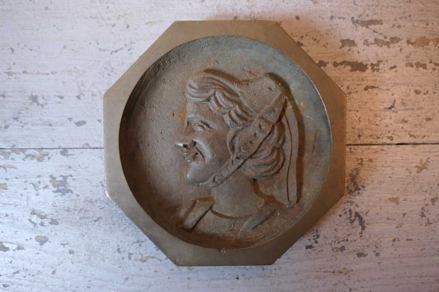 ANCIENNE PLAQUE OCTOGONALE BRONZE DECOR FEMME BRETONNE COIFFE