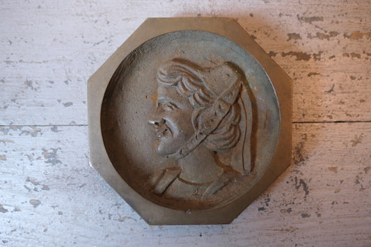 ANCIENNE PLAQUE OCTOGONALE BRONZE DECOR FEMME BRETONNE COIFFE