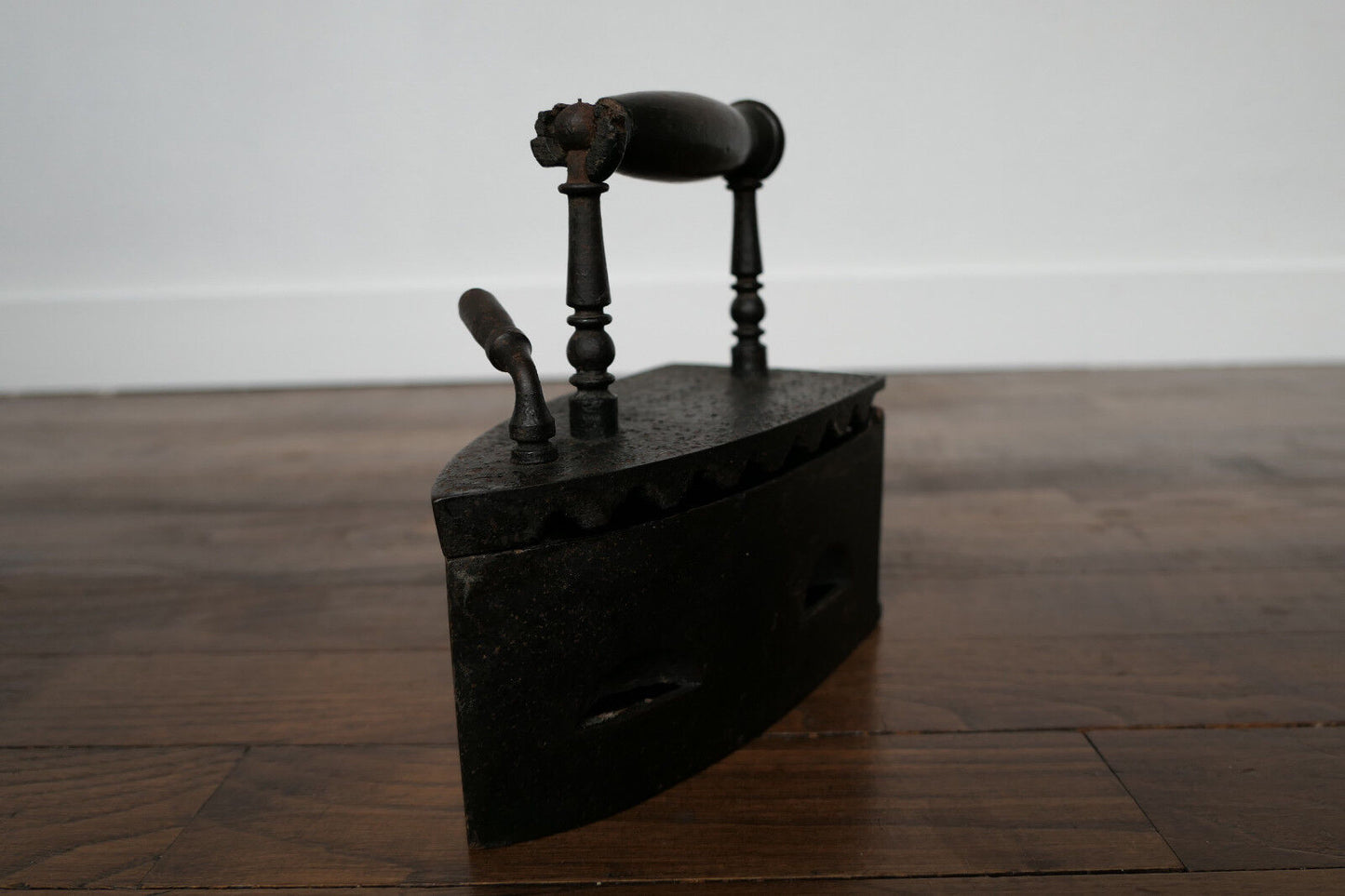 ANCIEN FER A REPASSER FONTE ET BOIS XIXe ANTIQUE