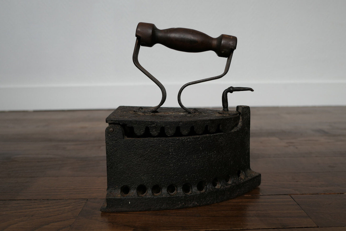 ANCIEN FER A REPASSER FONTE ET BOIS XIXe ANTIQUE IRON