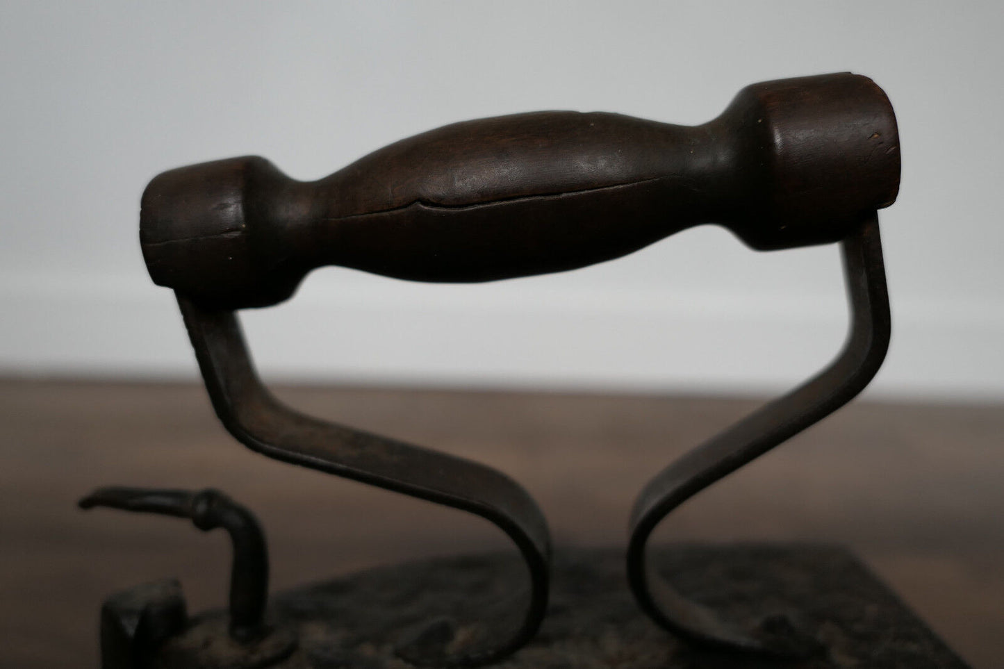 ANCIEN FER A REPASSER FONTE ET BOIS XIXe ANTIQUE IRON