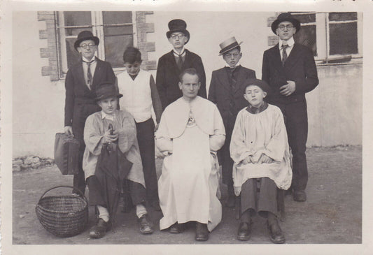 VINTAGE SNAPSHOT PHOTO GROUPE COSTUMES DEGUISEMENTS CARNIVAL DISGUISES CHILDREN