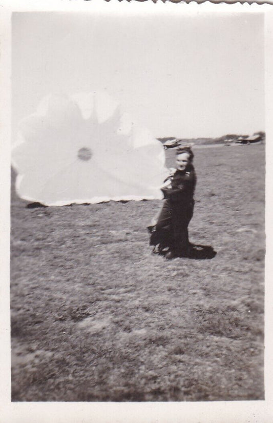 VINTAGE SNAPSHOT PHOTO ANONYME AVIATION AVION HOMME PARACHUTE FLOU BLURRY