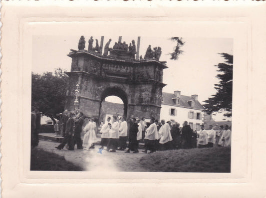 PHOTO VINTAGE SNAPSHOT PROCESSION RELIGIEUSE MONUMENT PLEYBEN FINISTERE
