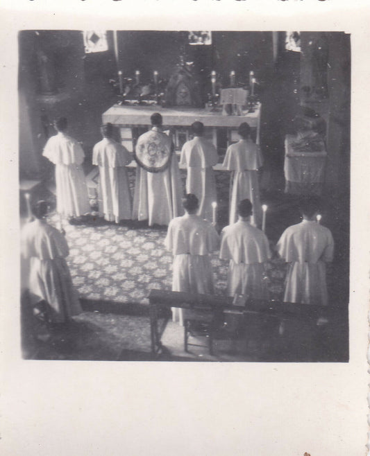 VINTAGE SNAPSHOT PHOTO RELIGION RELIGIEUX MESSE AUTEL CIERGES