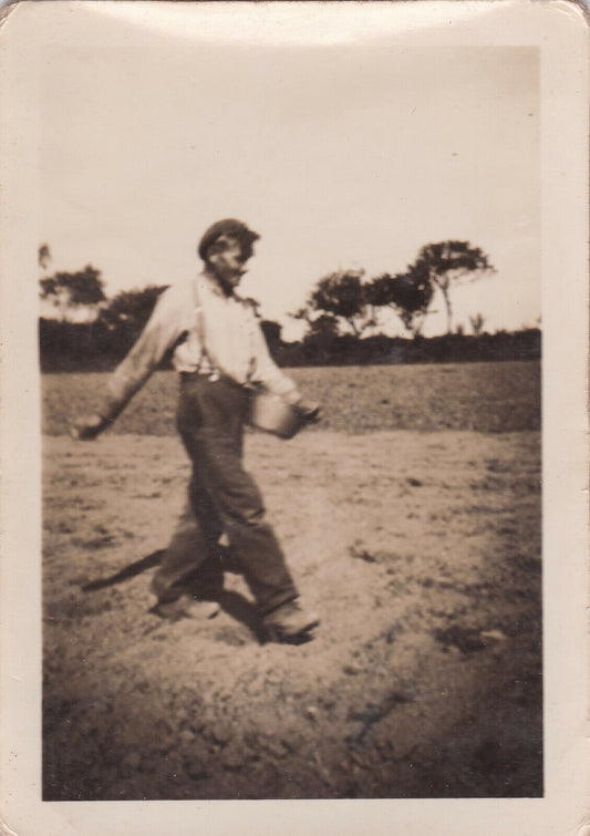 VINTAGE SNAPSHOT PHOTO ANONYME AGRICULTEUR AGRICULTURE SEMENCE GRAIN SABOTS
