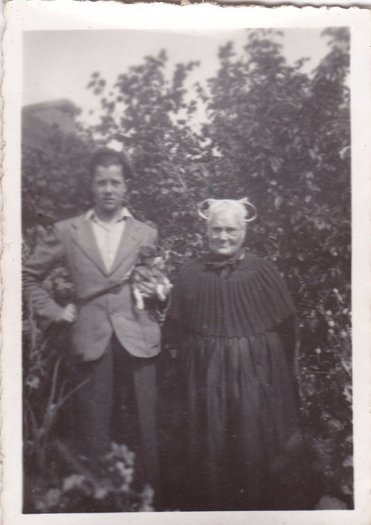 VINTAGE SNAPSHOT PHOTO ANONYME BRETAGNE FINISTERE PORTRAIT FEMME COIFFE CHIEN