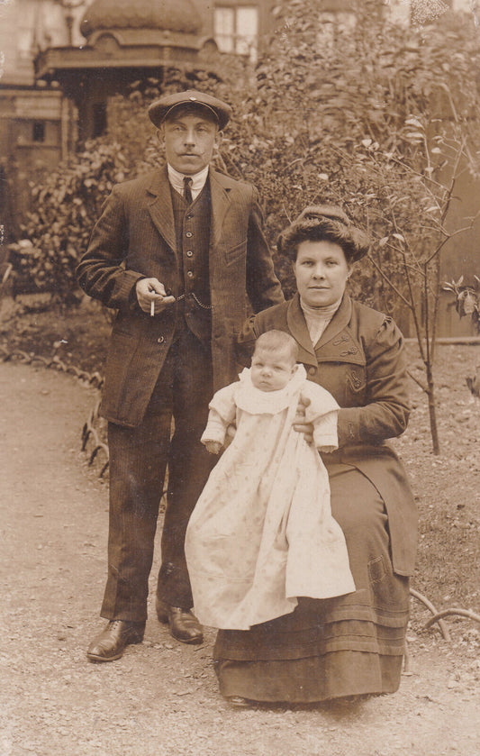 ANCIENNE CARTE PHOTO PORTRAIT FAMILLE COUPLE BEBE CIRCA 1930
