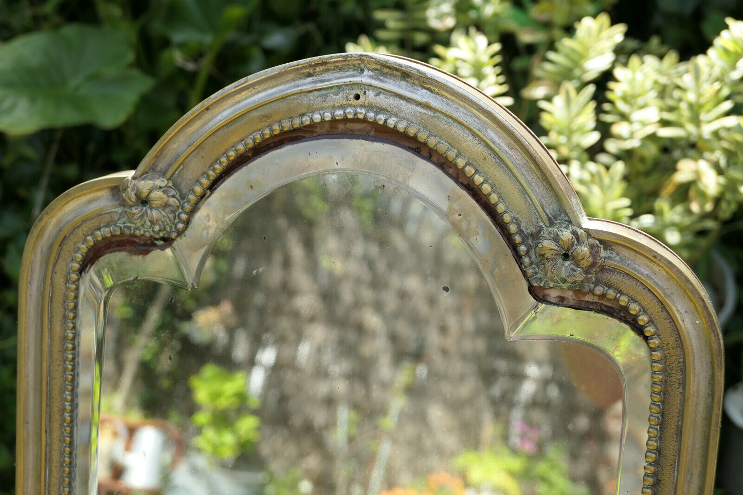 ANCIEN MIROIR DE TABLE A POSER XIXe GLACE BISEAUTEE METAL DORE