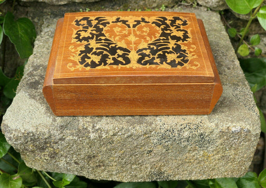 ANCIENNE PETITE BOITE COFFRET EN MARQUETTERIE
