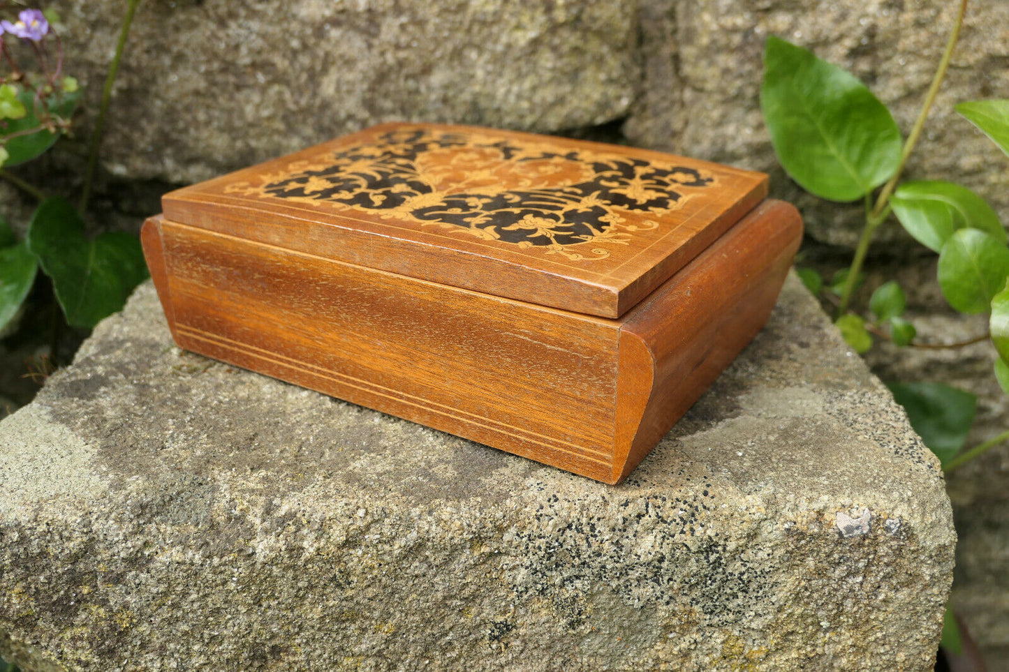 ANCIENNE PETITE BOITE COFFRET EN MARQUETTERIE
