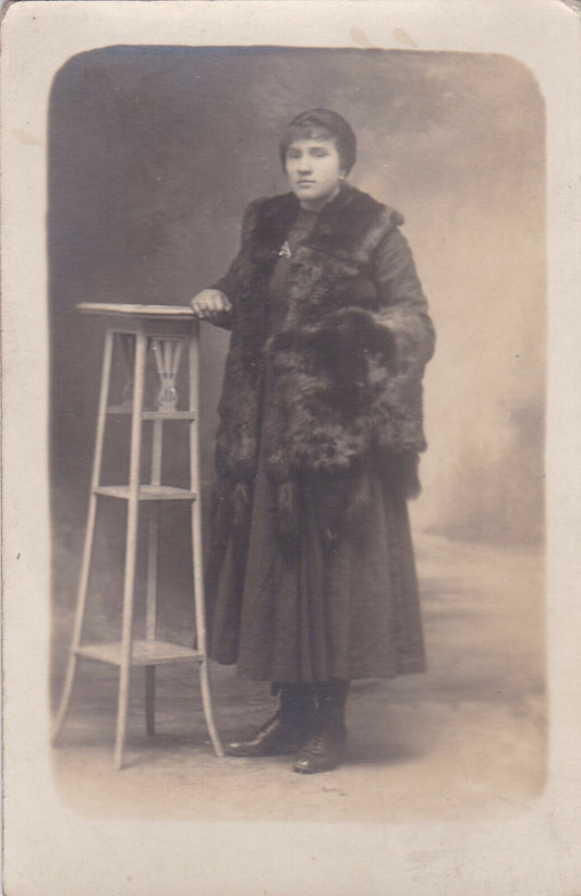 ANCIENNE CARTE PHOTO PORTRAIT FEMME ROBE FOURRURE
