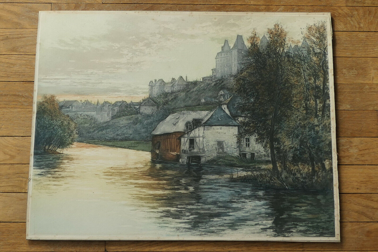 ANCIENNE GRAVURE AQUATINTE PAYSAGE BORD DE RIVIERE ET VILLE A IDENTIFIER