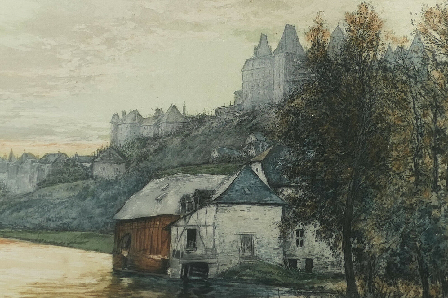 ANCIENNE GRAVURE AQUATINTE PAYSAGE BORD DE RIVIERE ET VILLE A IDENTIFIER