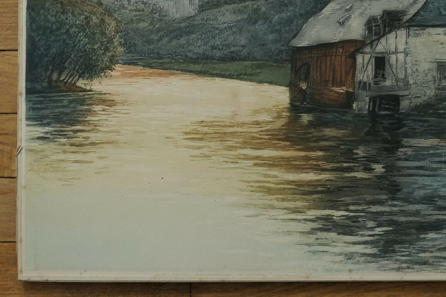 ANCIENNE GRAVURE AQUATINTE PAYSAGE BORD DE RIVIERE ET VILLE A IDENTIFIER