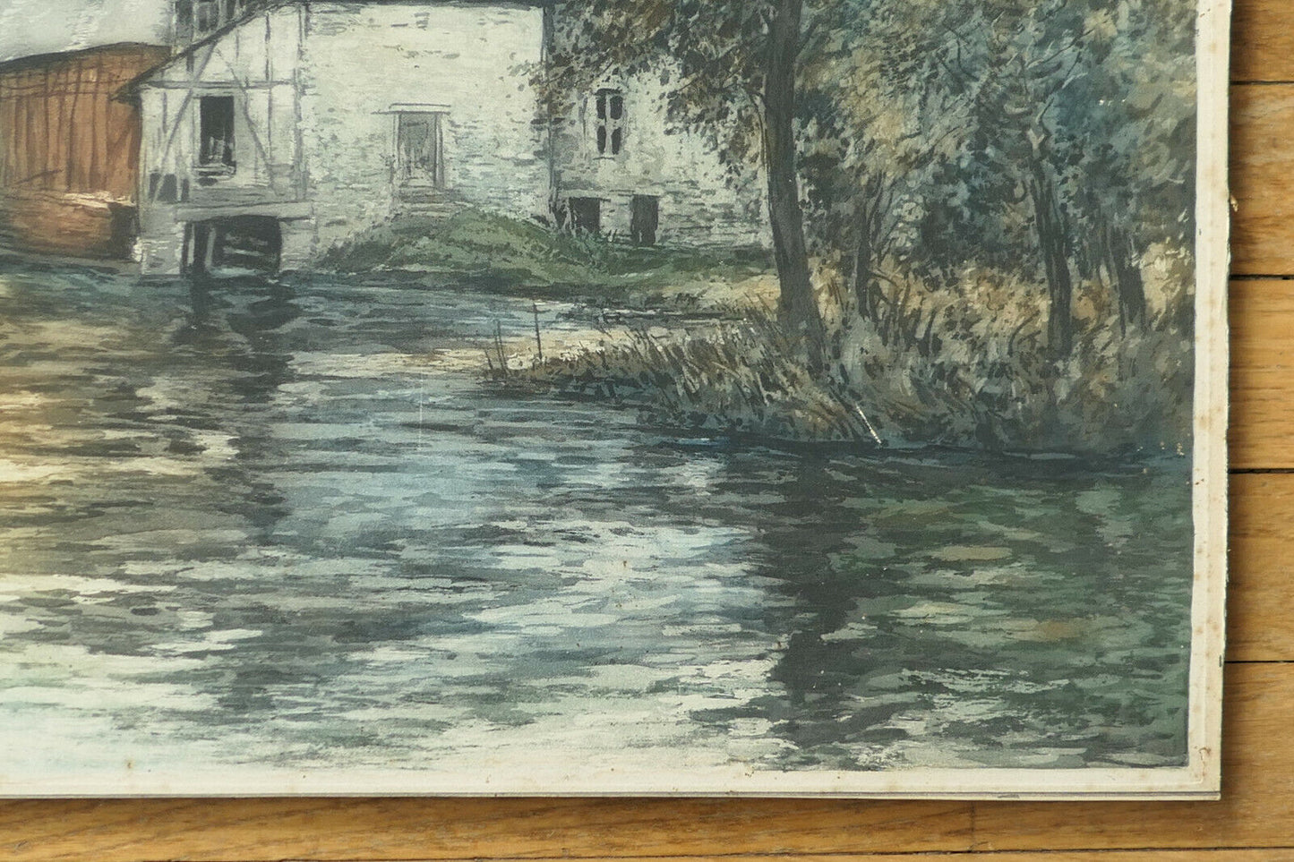 ANCIENNE GRAVURE AQUATINTE PAYSAGE BORD DE RIVIERE ET VILLE A IDENTIFIER