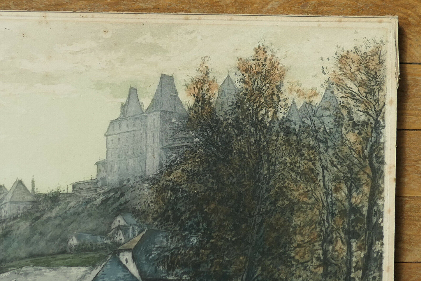 ANCIENNE GRAVURE AQUATINTE PAYSAGE BORD DE RIVIERE ET VILLE A IDENTIFIER