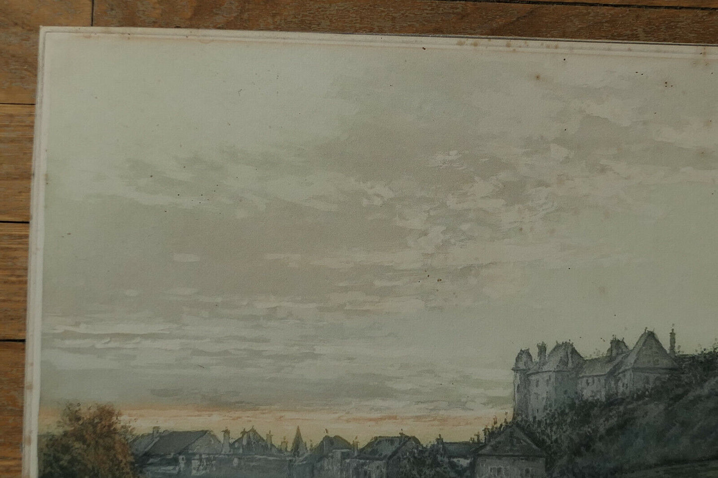 ANCIENNE GRAVURE AQUATINTE PAYSAGE BORD DE RIVIERE ET VILLE A IDENTIFIER