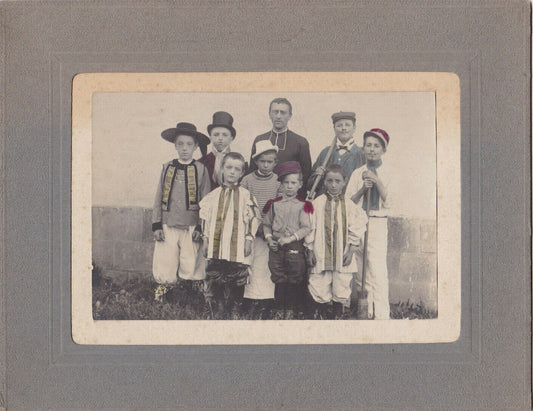 ANCIENNE PHOTO COLORISEE BRETAGNE GROUPE ENFANTS CURE SOUVENIR DE FETE 1909
