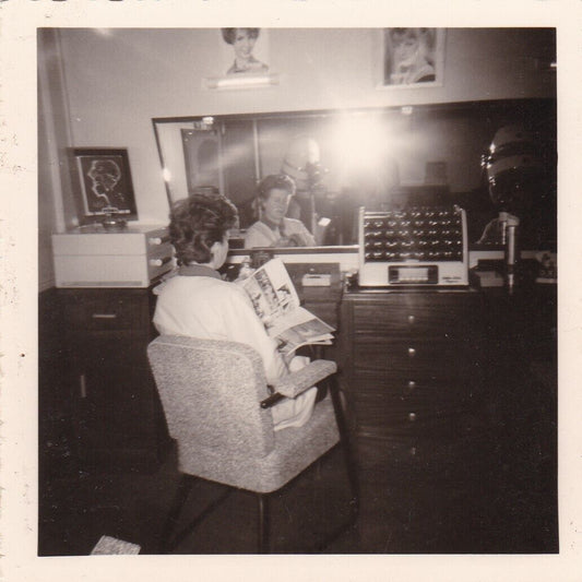 ANCIENNE PHOTO VINTAGE SNAPSHOT FEMME ASSISE CHEZ LE COIFFEUR CIRCA 1960