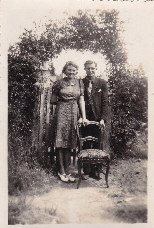 ANCIENNE PHOTO VINTAGE SNAPSHOT COUPLE DANS UN JARDIN  CIRCA 1960