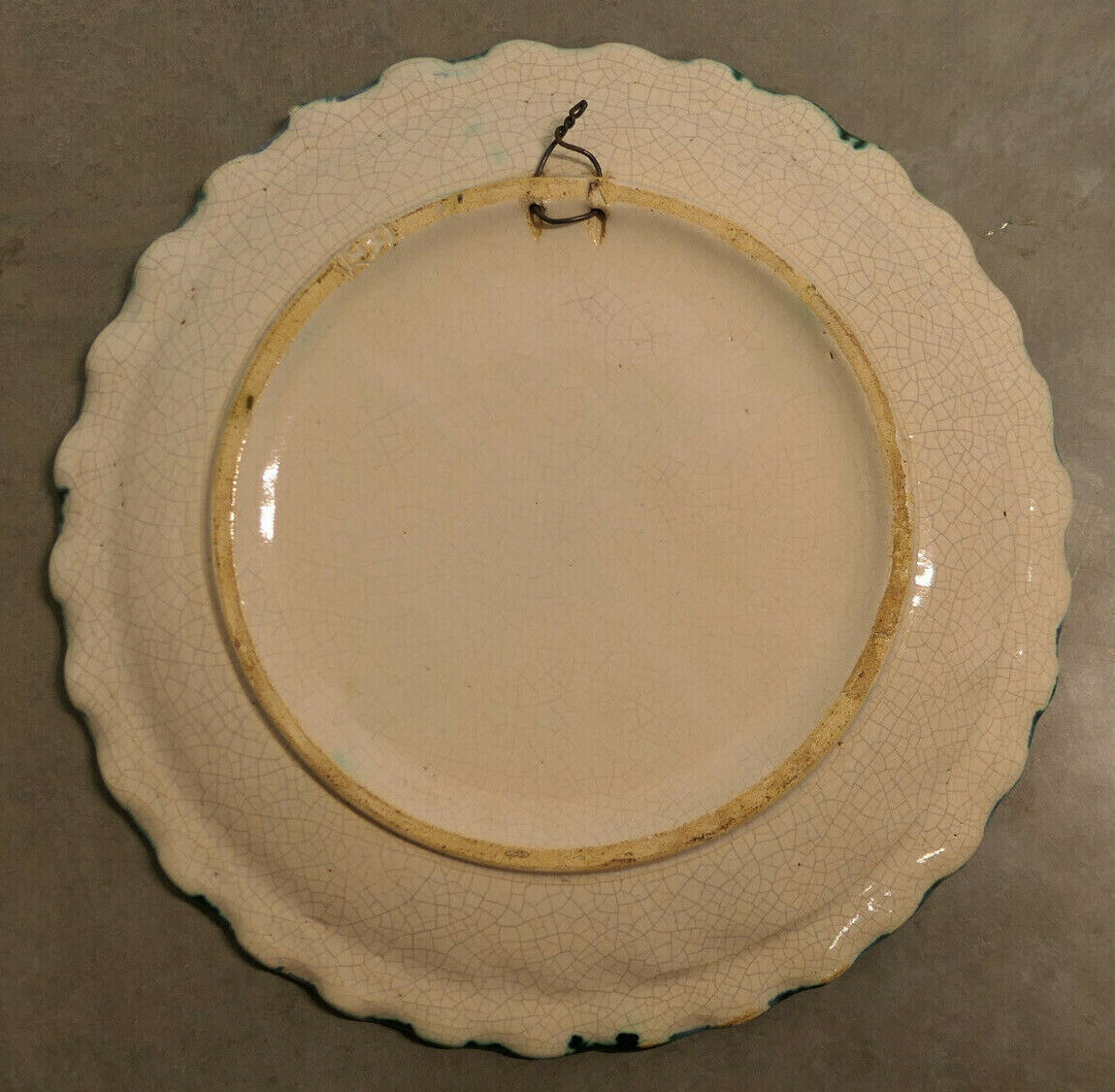 ANCIEN PLAT DECORATIF DECOR FLORAL & ANIMALIER SIGNATURE EN CREUX A IDENTIFIER