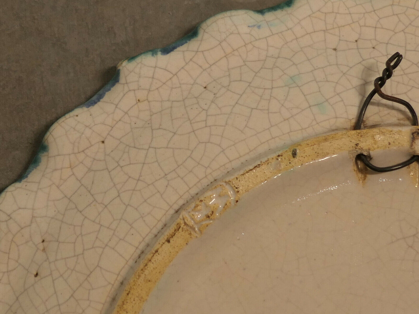 ANCIEN PLAT DECORATIF DECOR FLORAL & ANIMALIER SIGNATURE EN CREUX A IDENTIFIER