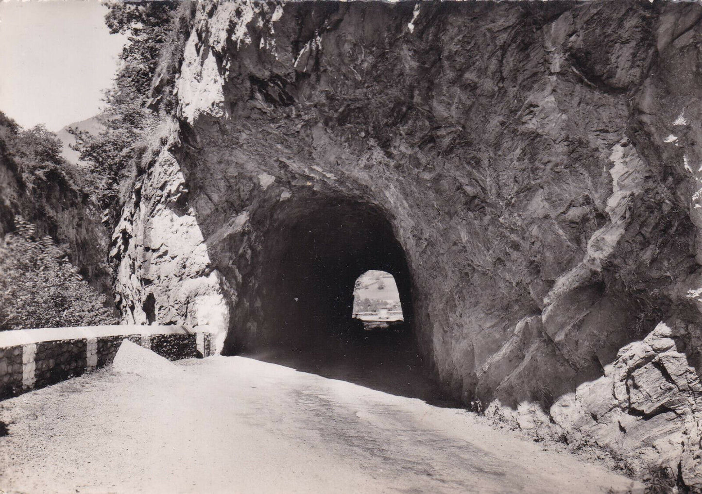 CARTE POSTALE CPSM NOIR & BLANC / LARUNS ROUTE DES EAUX CHAUDES TUNNEL DU HOURAT
