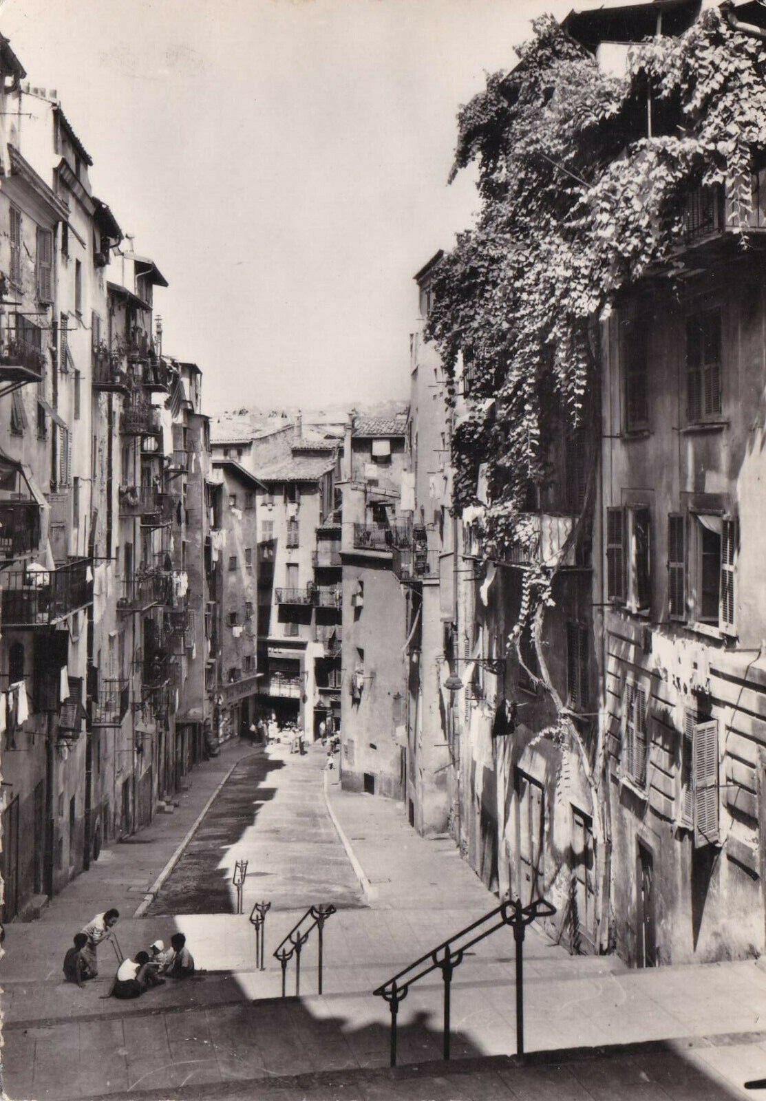 CPSM BLACK & WHITE POSTCARD / NICE A STREET IN THE OLD TOWN (1950)