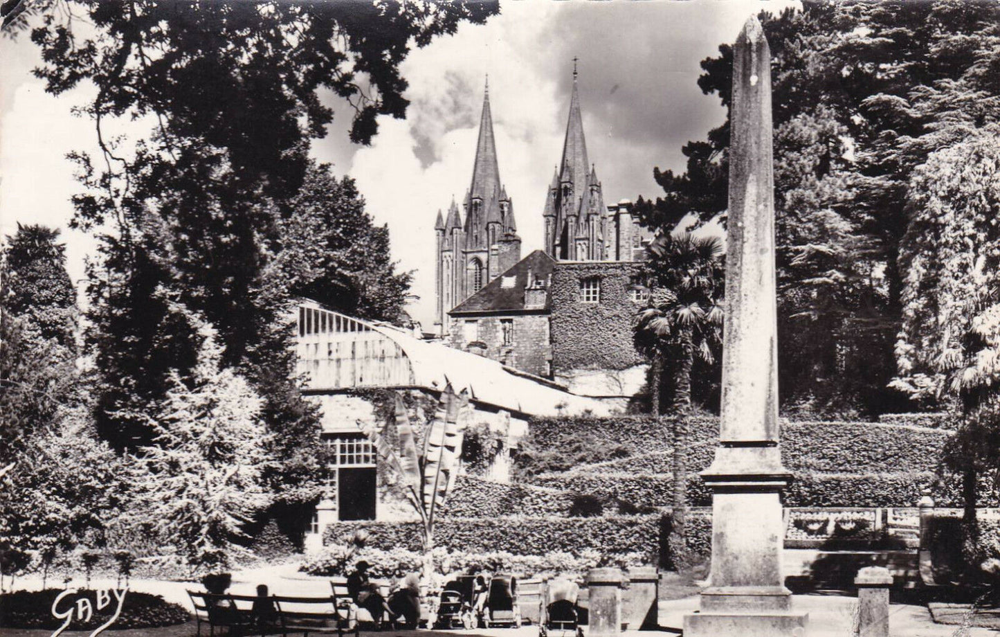 CARTE POSTALE CPSM NOIR ET BLANC / COUTANCES MANCHE LE JARDIN PUBLIC
