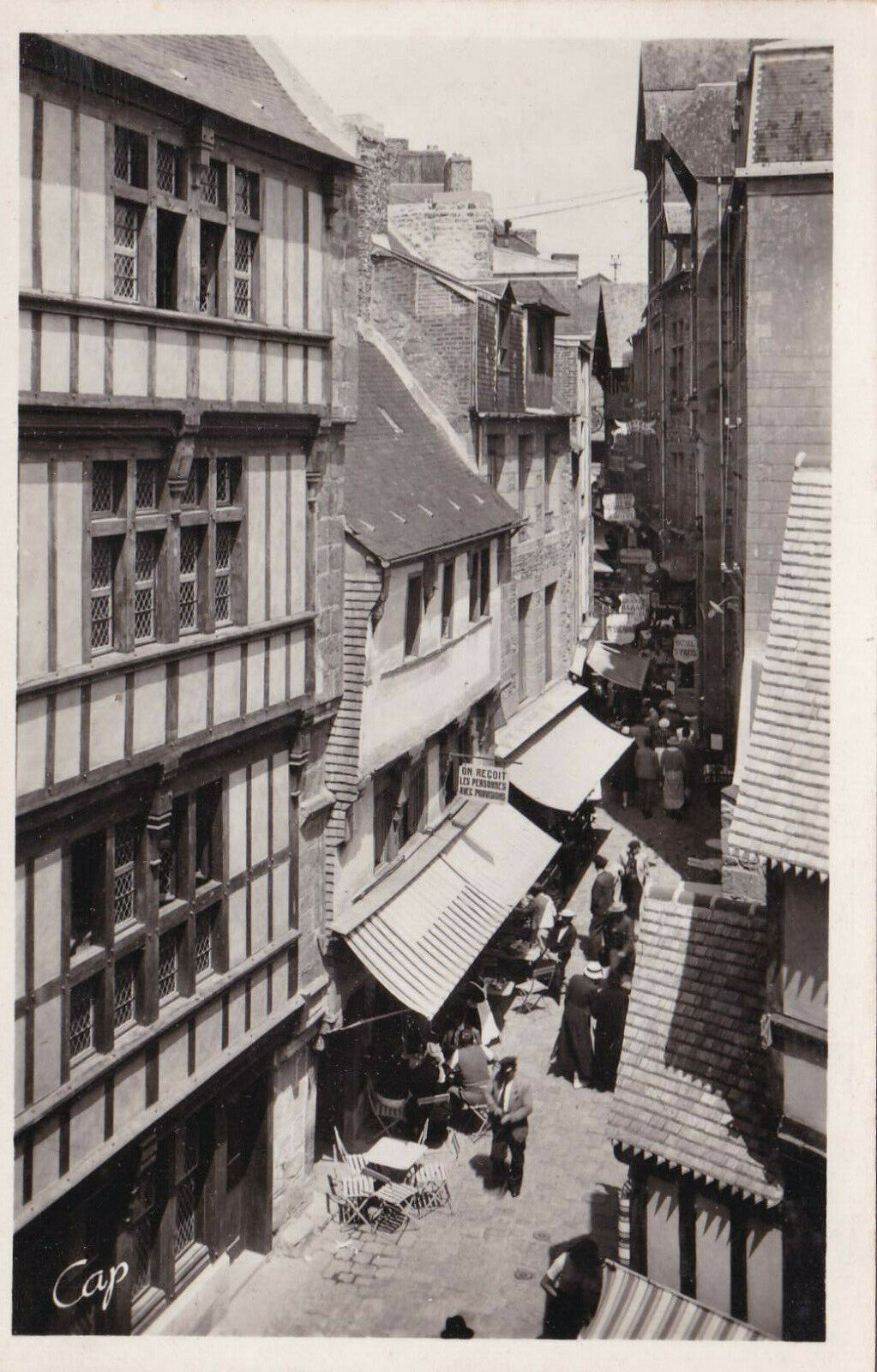 CARTE POSTALE CPSM NOIR ET BLANC / MONT ST-MICHEL LA RUE PRINCIPALE