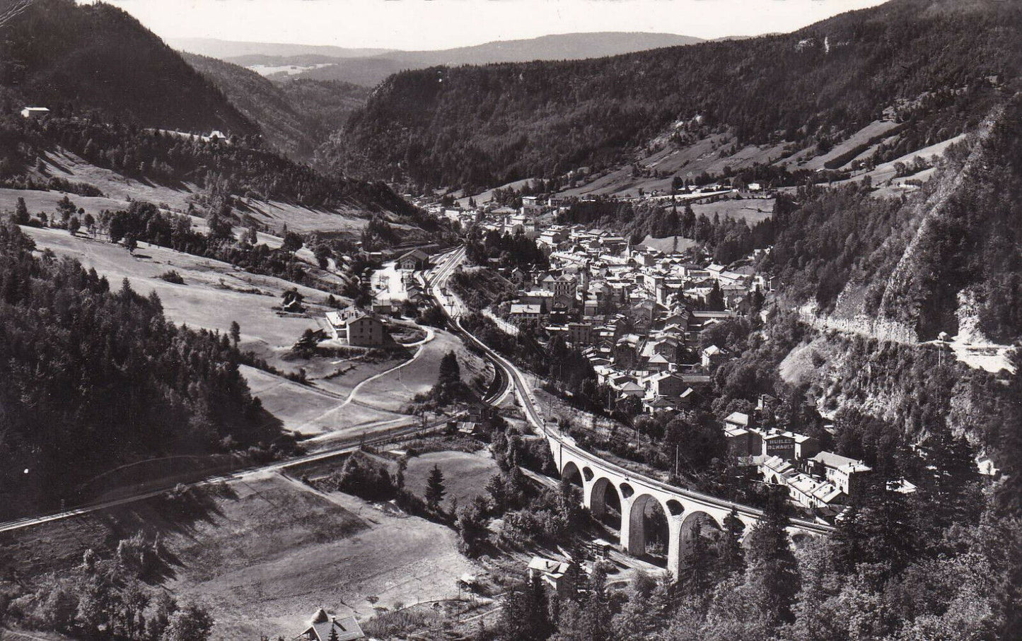 CARTE POSTALE CPSM NOIR ET BLANC / MOREZ JURA VUE GENERALE