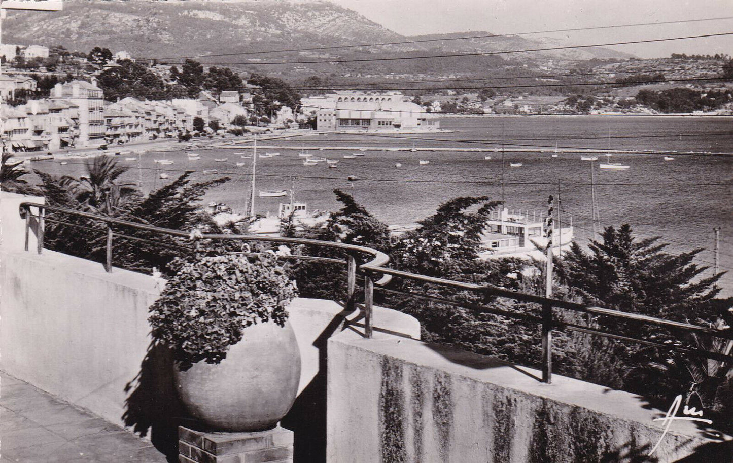 CARTE POSTALE CPSM NOIR ET BLANC / BANDOL VUE GENERALE