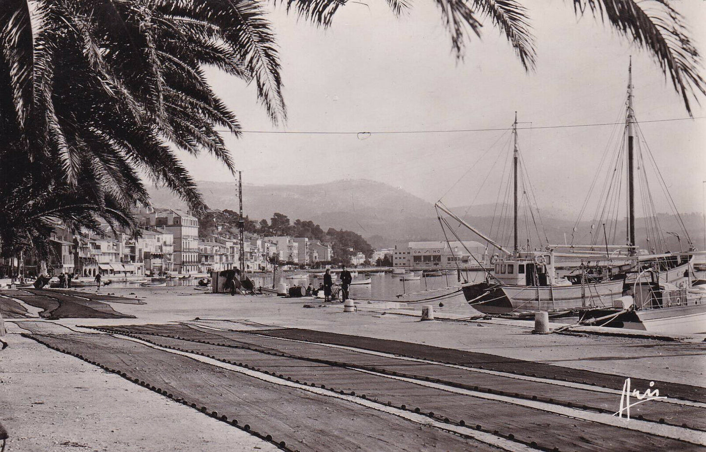 CARTE POSTALE CPSM NOIR ET BLANC / BANDOL VAR UN COIN DU PORT (1965)