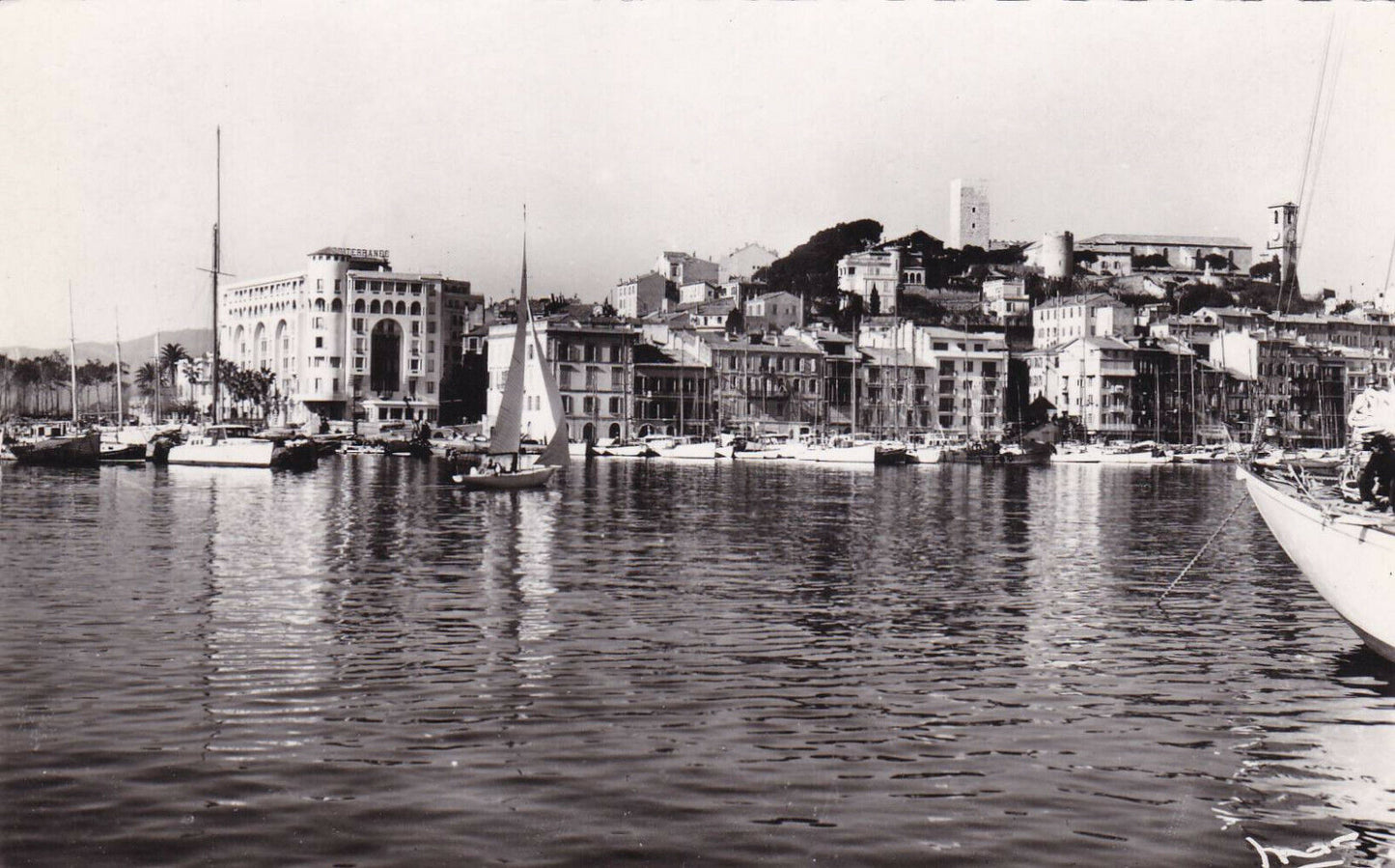 CARTE POSTALE CPSM NOIR ET BLANC / CANNES LE SUQUET