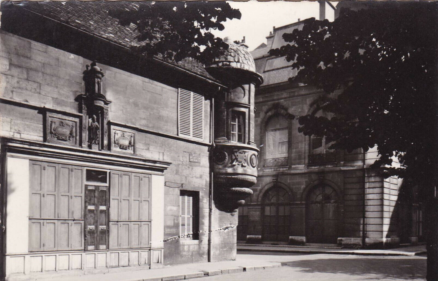 CARTE POSTALE CPSM NOIR & BLANC / DIJON UN COIN DE LA PLACE DES DUCS