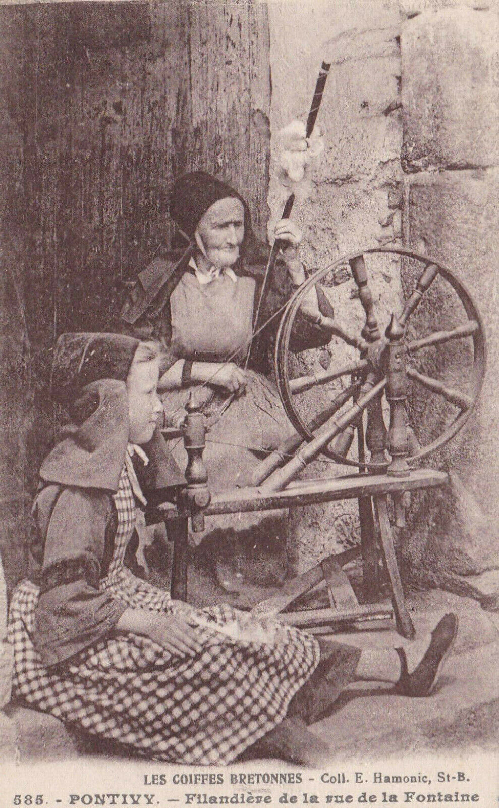 CARTE POSTALE ANCIENNE CPA / PONTIVY FILANDIERE DE LA RUE DE LA FONTAINE