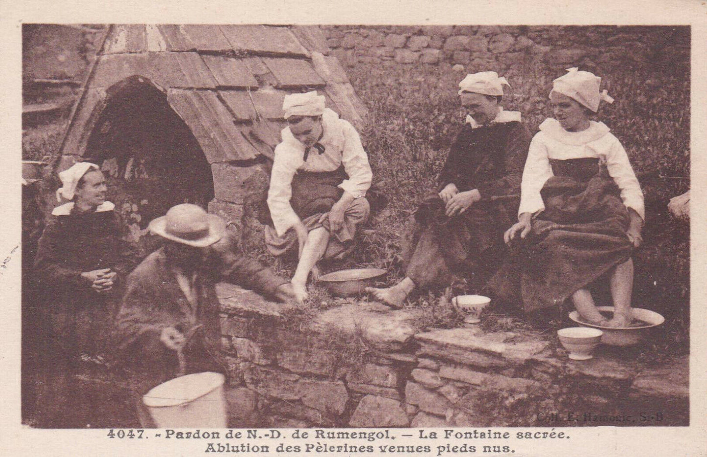 CARTE POSTALE ANCIENNE CPA / PARDON DE N.-D. DE RUMENGOL LA FONTAINE SACREE