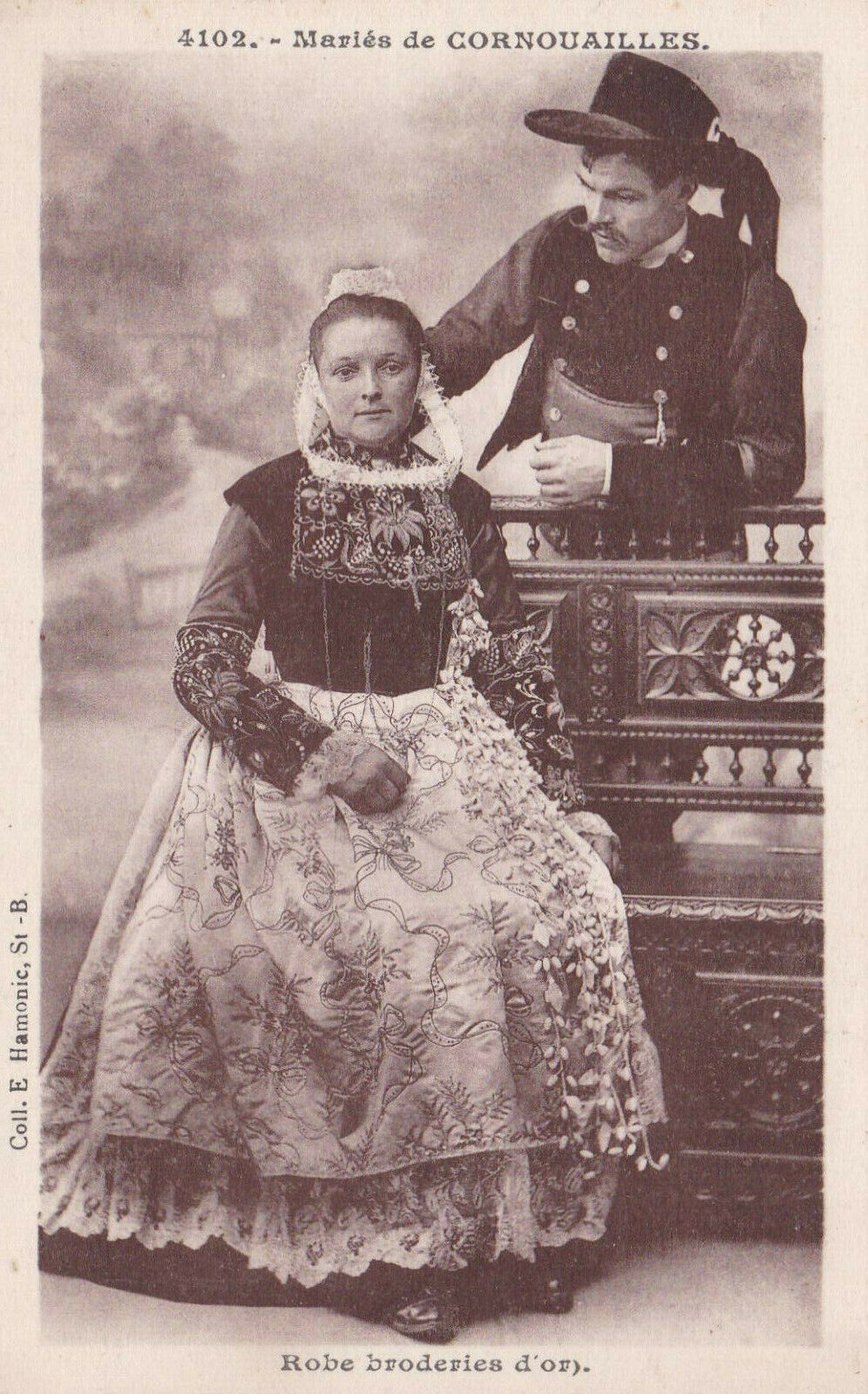 CARTE POSTALE ANCIENNE CPA / MARIES DE CORNOUAILLES ROBE BRODERIES D'OR