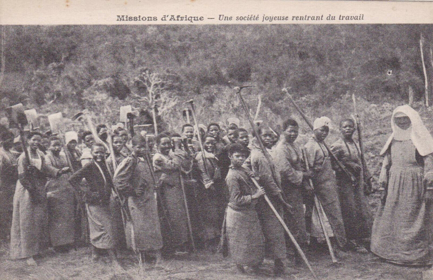 CARTE POSTALE ANCIENNE CPA / MISSIONS D'AFRIQUE UNE SOCIETE JOYEUSE