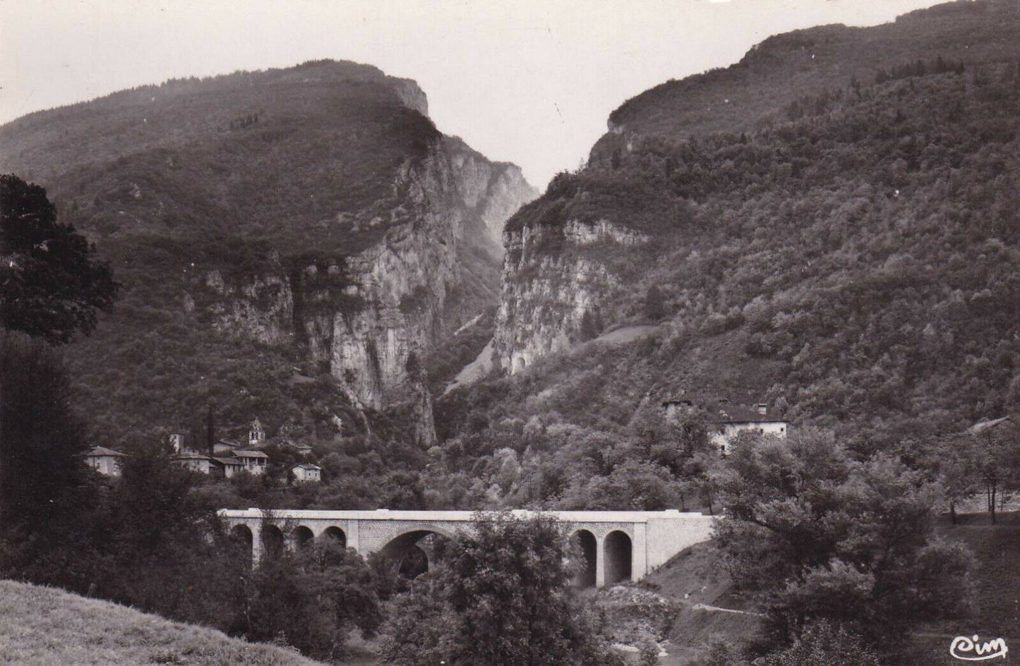 CPSM BLACK & WHITE POSTCARD / COGNIN-LES-GORGES THE VIADUCT AND GORGES DU NAN