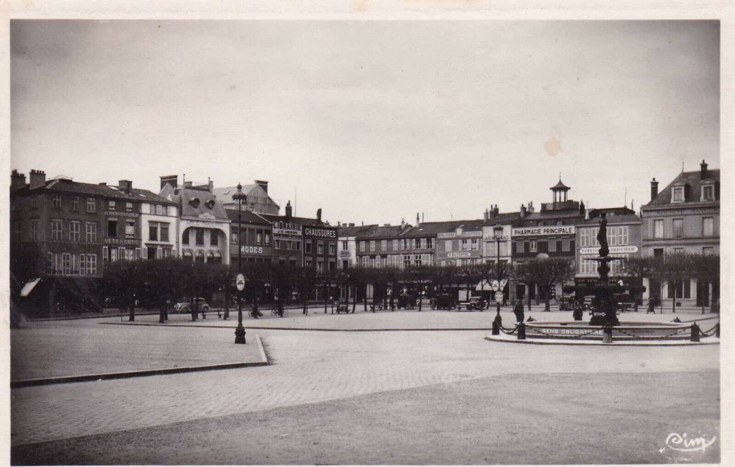 CARTE POSTALE CPSM NOIR & BLANC / VITRY-LE-FRANCOIS PLACE D'ARMES