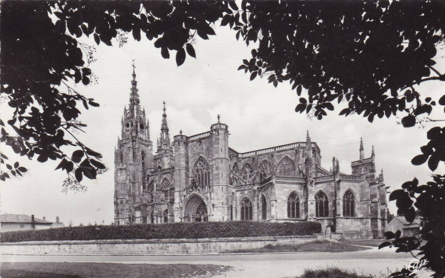 CARTE POSTALE CPSM NOIR & BLANC / L'EPINE BASILIQUE N.-D. DE L'EPINE