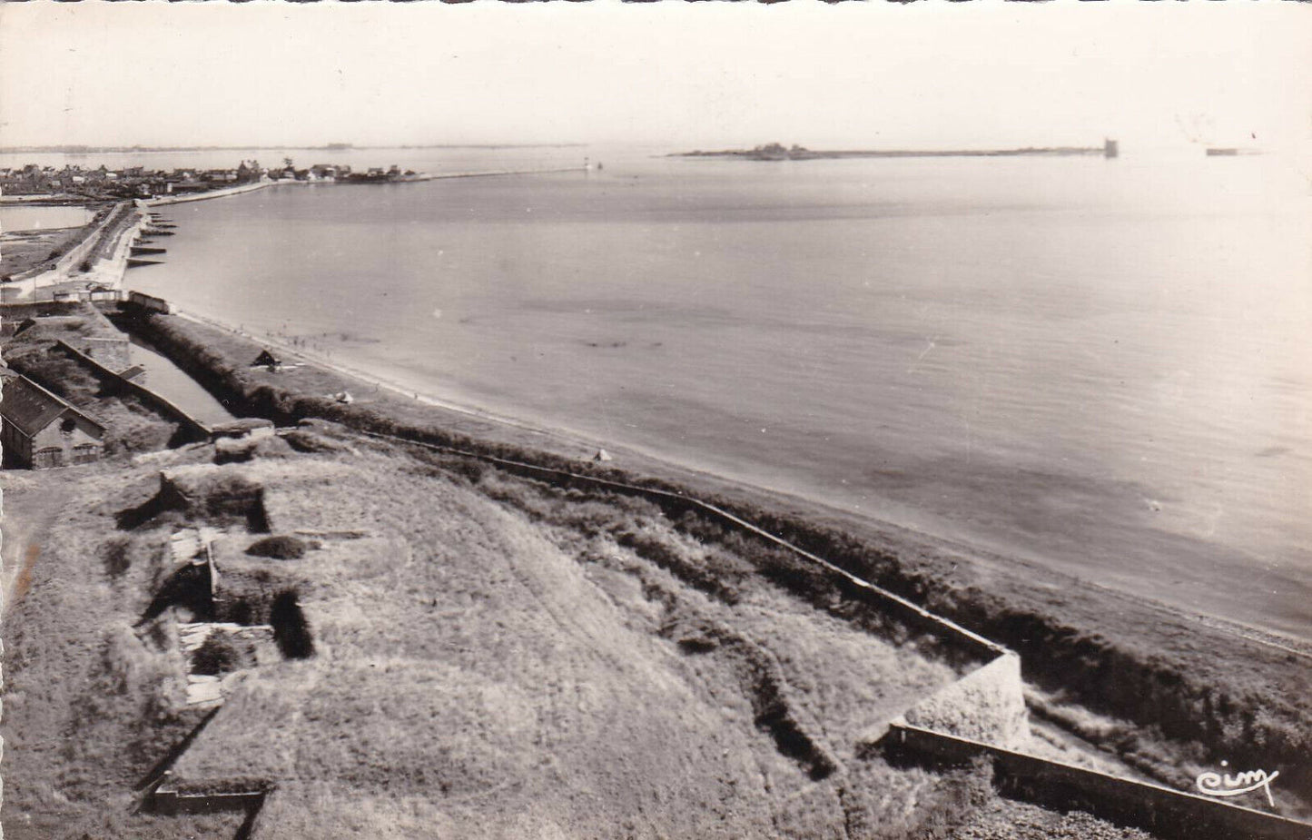 CPSM BLACK & WHITE POSTCARD / ST-VAAST-LA-HOUGUE LES FOSSES DU FORT LA PLAGE
